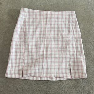 Girls pink and white plaid skirt size small (10-14 years).